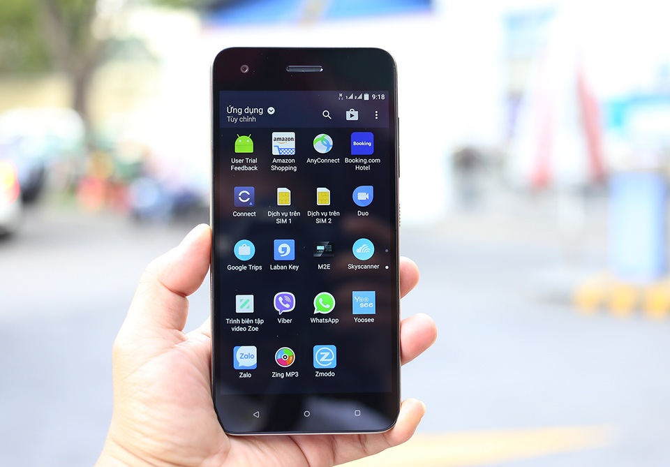 Máy có mặt của màn hình 5,5 inch độ phân giải Full HD, bên trong là vi xử lý octa-core, 64-bit, RAM 4 GB và bộ nhớ trong 64 GB. Máy cũng hỗ trợ mở rộng khe cắm thẻ nhớ lên đến 2 TB.