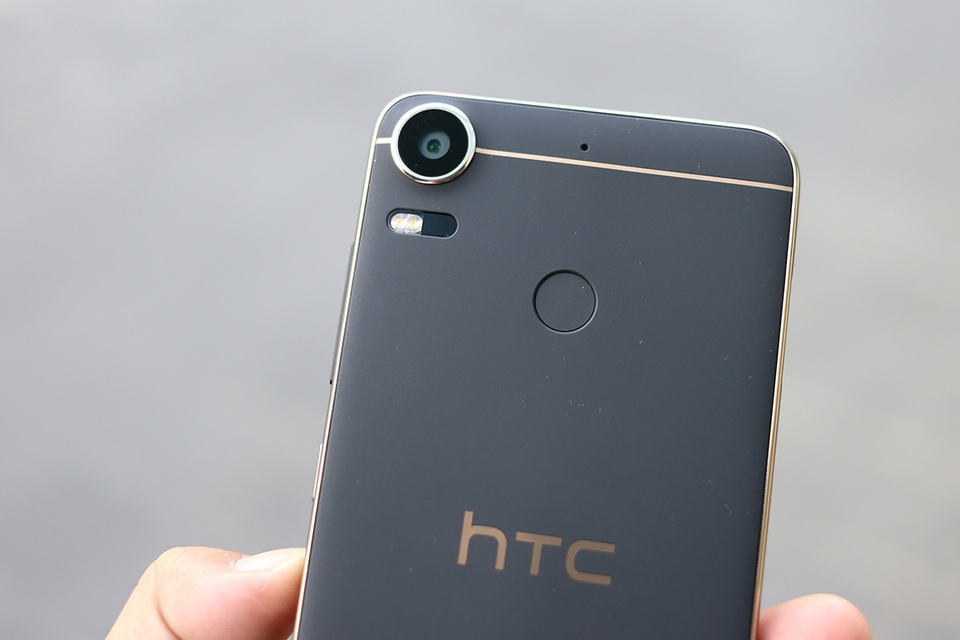 Điểm nhấn của Desire 10 Pro là máy ảnh với độ phân giải cao lên đến 20 MP và tích hợp khả năng tuỳ chỉnh như máy ảnh chuyên nghiệp DSLR. Hãng cho biết, Desire 10 Pro còn có thêm công nghệ Electronic Image Stabilization, giúp hạn chế rung nhoè khi quay phim