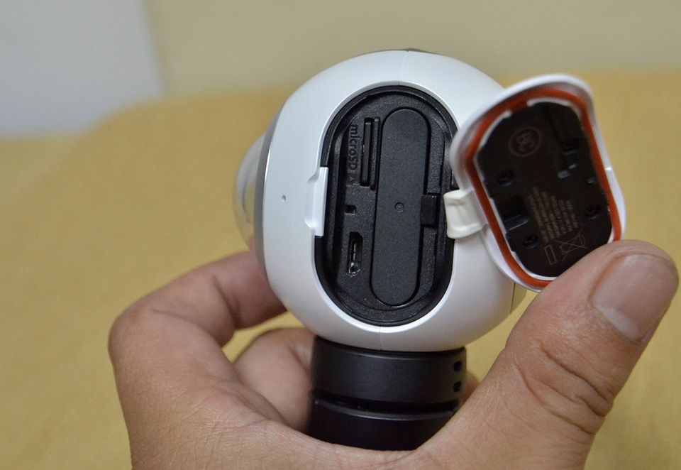 Trong thiết kế này, hãng đưa mọi kết nối chính về góc phải, bao gồm cổng microUSB, khe cắm thẻ nhớ microSD và pin có thể tháo rời. Bên cạnh đó là logo NFC, giao thức tầm ngắn, giúp kết nối các thiết bị khác dễ dàng. Ở cạnh trái đó là các nút bấm chính bao gồm nút nguồn và nút kết nối Bluetooth.