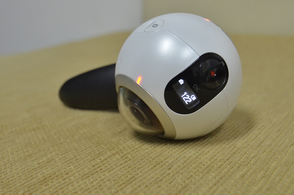 Các phím chức năng chính cùng màn hình hiển thị các thông số cơ bản được đặt trên cạnh trên. Gear 360 có thể chụp ảnh độc lập hoặc thông qua ứng dụng Gear 360 manager để chụp ngay trên smartphone. Ngoài ra, camera này cũng cho khả năng quay video độ phân giải cao lên đến 3840x1920 pixel.