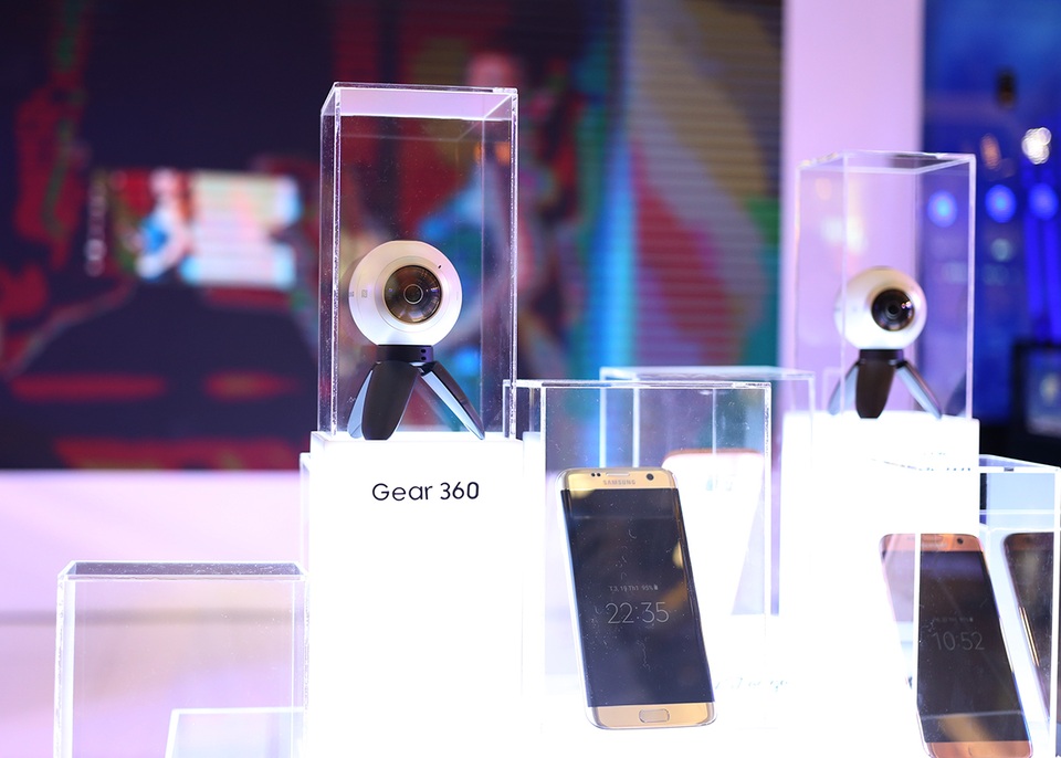 Với Gear 360, dòng sản phẩm này cho khả năng chụp ảnh và video ở độ phân giải cao với góc 360 độ thông qua hệ thống 2 camera mắt cá được trang bị trên sản phẩm. Hai ống kính với hai bộ cảm biến hình ảnh 15 MP, khẩu độ f/2.0, có khả năng ghi lại video 360 độ với độ phân giải cao đạt chuẩn Sub-UHD 3840x1920 pixel và hỗ trợ chụp ảnh tĩnh với độ phân giải lên đến 30 MP