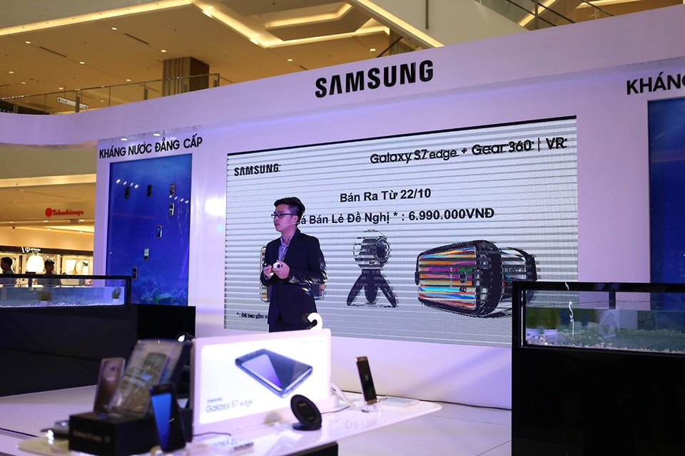 Với Samsung Gear 360, đây là sản phẩm bổ sung cho hệ sinh thái của Samsung cùng với Gear VR, đồng hồ Gear S2 và Galaxy S7/ S7 edge. Máy sẽ bán ra từ ngày 22/10 tới đây.