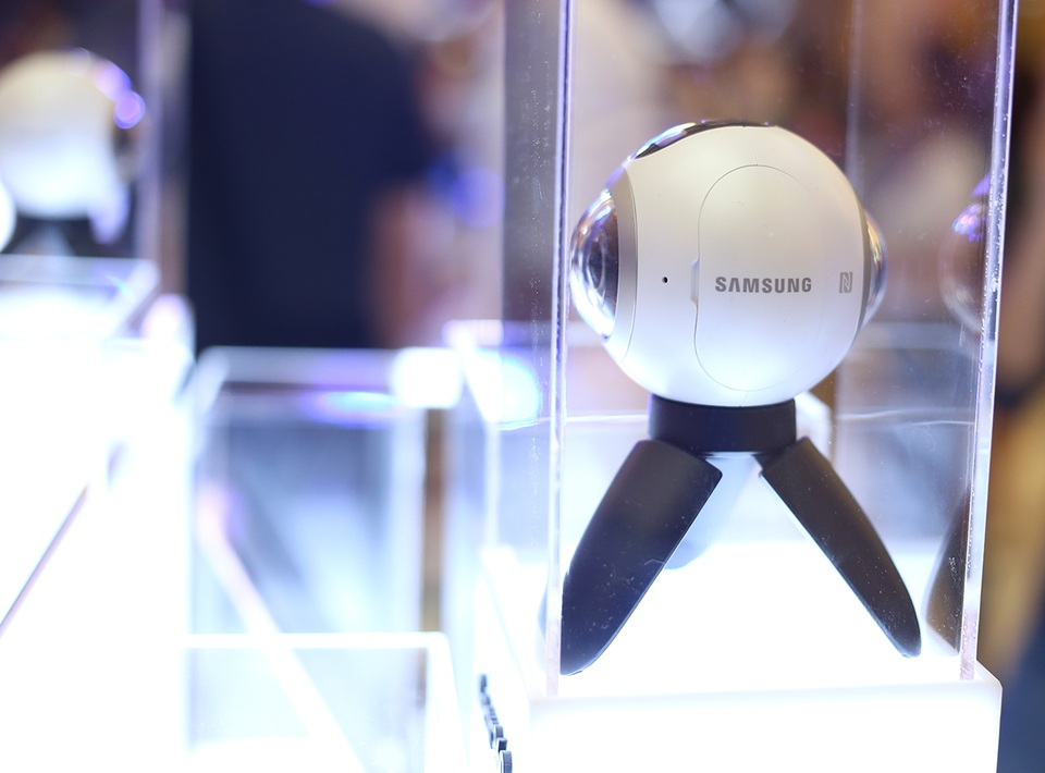 Về mặt thiết kế, Gear 360 khá nhỏ gọn và nhẹ chỉ 153g. Samsung tích hợp cho thiết bị này một tripod ba chân đi kèm, có thể xếp gập lại dễ dàng và cố định khi chụp hoặc quay phim