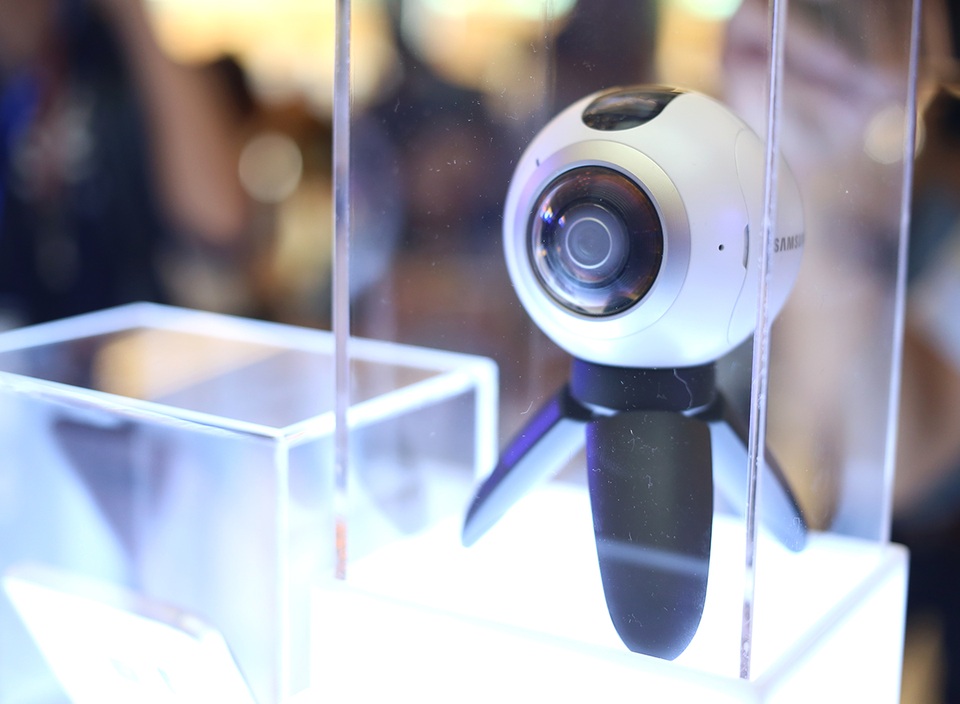 Người dùng cũng có thể linh hoạt quay và chụp ảnh với góc chụp 180 độ nếu sử dụng chỉ một ống kính của camera.