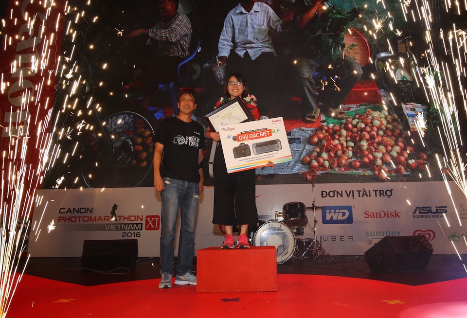 Đại diện Canon trao phần thưởng cho bạn Tăng Mỹ Thi