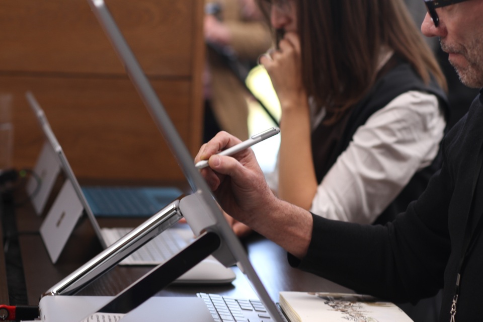"Trên tay" Microsoft Surface Studio - máy tính AIO màn cảm ứng độc đáo - 10 Nhằm tăng trải nghiệm, hãng cũng giới thiệu đến mẫu bút Surface Pen. Mẫu bút này có độ nhạy áp lực đạt 1.024, giúp khả năng viết và vẽ như bút thật.