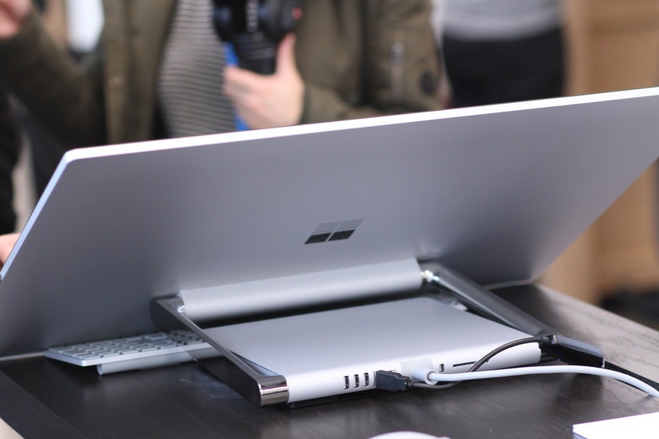 "Trên tay" Microsoft Surface Studio - máy tính AIO màn cảm ứng độc đáo - 2 Điểm nhấn trong thiết kế này đó là phần bản lề mạ chrome được Microsoft gọi là Zero Gravity Hinge. Phần bản lề này cho phép người dùng có thể chuyển đổi sang các tư thế sử dụng khác nhau. Từ tư thế ngồi chuyển sang tư thế đứng và màn hình sẽ chuyển động phù hợp cho mọi công việc khác nhau.