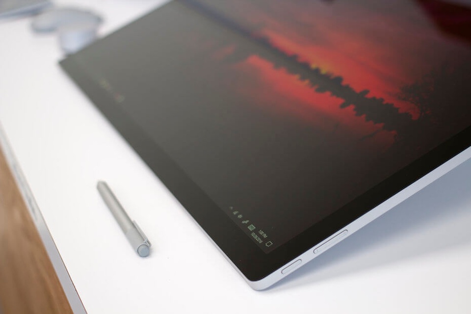 "Trên tay" Microsoft Surface Studio - máy tính AIO màn cảm ứng độc đáo - 8 Bên cạnh đó, nhằm tăng cường cho khả năng đồ họa của máy, Microsoft còn kết hợp vi xử lý đồ họa GeForce GTX 980M bộ nhớ 4 GB cho thiết bị này. Qua đó, giúp cho việc tái tạo hình ảnh tốt hơn, hiệu suất xử lý mượt mà hơn.