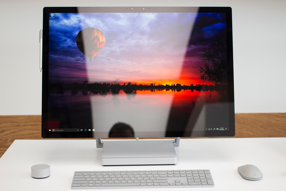 "Trên tay" Microsoft Surface Studio - máy tính AIO màn cảm ứng độc đáo - 9 Tuy vậy, , tỉ lệ màn hình của Surface Studio là 3:2, điều này dường như không phù hợp với người dùng chỉ tập trung vào giải trí như xem phim hay chơi game mà hướng đối tượng là dân thiết kế đồ họa chuyên nghiệp.