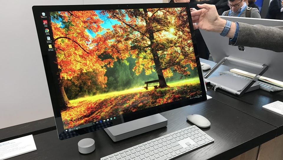 "Trên tay" Microsoft Surface Studio - máy tính AIO màn cảm ứng độc đáo - 7
Công nghệ hình ảnh mà hãng tích hợp còn cho phép người dùng chuyển đổi giữa các hệ màu DCI-P3 và RGB. Trong đó, không gian màu DCI-P3 với 30 bit cho mỗi pixel, điều này mang đến cho các bức ảnh sắc nét và có chiều sâu hơn, đặc biệt là khả năng thể hiện gam màu đỏ rực rỡ.