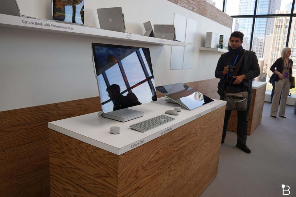 "Trên tay" Microsoft Surface Studio - máy tính AIO màn cảm ứng độc đáo - 11 Về mặt cấu hình, Microsoft tung ra các tùy chọn cấu hình cho người dùng, từ Intel Core i5 đến Core i7 thế hệ thứ 6 Skylake. Phiên bản cao nhất Core i7 sẽ đi cùng card đồ họa Nvidia GeForceGTX 980M 4 GB GDDR5, RAM 32 Gb, ổ cứng lai 2 TB và giá bán khoảng 4200 USD (hơn 85 triệu đồng). Ngoài ra, thiết bị này có có mặt của 4 cổng USB 3.0, cổng mini DisplayPort, kết nối Bluetooth 4.0, tích hợp Xbox Wireless, Wi-Fi và webcam 5 MP hỗ trợ đăng nhập Windows Hello...