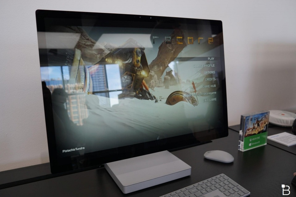 "Trên tay" Microsoft Surface Studio - máy tính AIO màn cảm ứng độc đáo - 4 Ngoài bản lề Zero Gravity Hinge, Surface Studio còn gây ấn tượng với thiết kế của màn hình. Hãng cho biết, Surface Studio là mẫu máy tính AIO (All-in-one) có màn hình LCD mỏng nhất hiện nay với độ mỏng chỉ 12,5 mm.