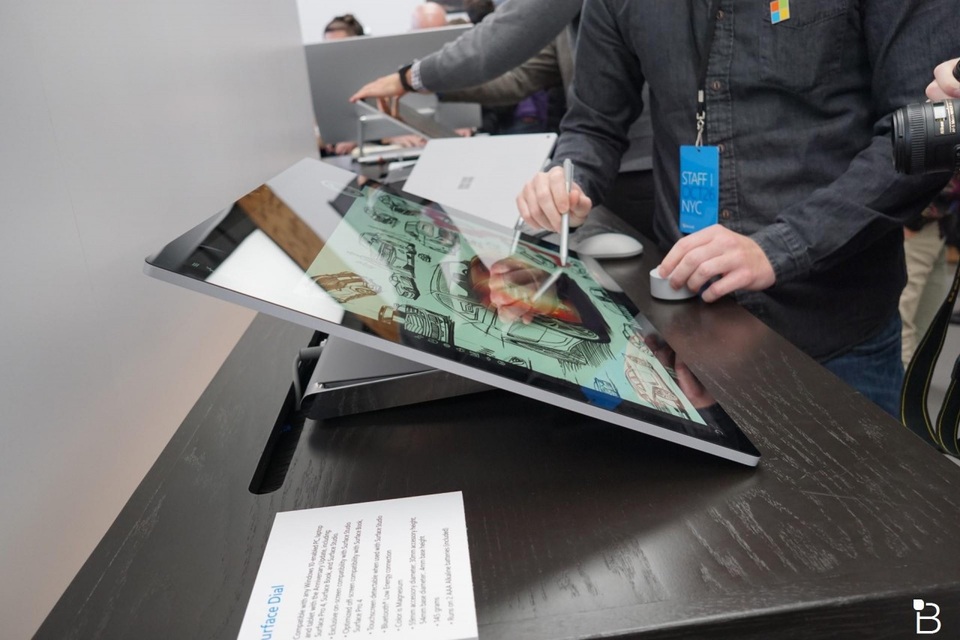"Trên tay" Microsoft Surface Studio - máy tính AIO màn cảm ứng độc đáo - 6 Màn hình Surface Studio có kích thước 28 inch tích hợp công nghệ hiển thị cao cấp PixelSense và công nghệ TrueColor. Qua đó, giúp màn hình thể hiện các hình ảnh rực rỡ và sắc nét hơn. Microsoft cũng đã cho biết, màn hình của Surface Studio với 13,5 triệu điểm ảnh, nhiều hơn 63% so với một chiếc TV 4K hiện nay.