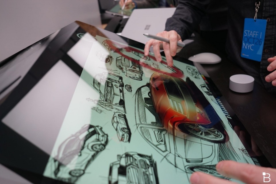 "Trên tay" Microsoft Surface Studio - máy tính AIO màn cảm ứng độc đáo - 5 Tuy nhiên điểm mỏng chưa phải là điều gây thích thú người dùng mà đó là khả năng hiển thị và tương tác của Surface Studio. Microsoft thiết kế màn hình có khả năng hỗ trợ cảm ứng 10 điểm và được bảo vệ bởi kính cường lực Gorilla Glass.