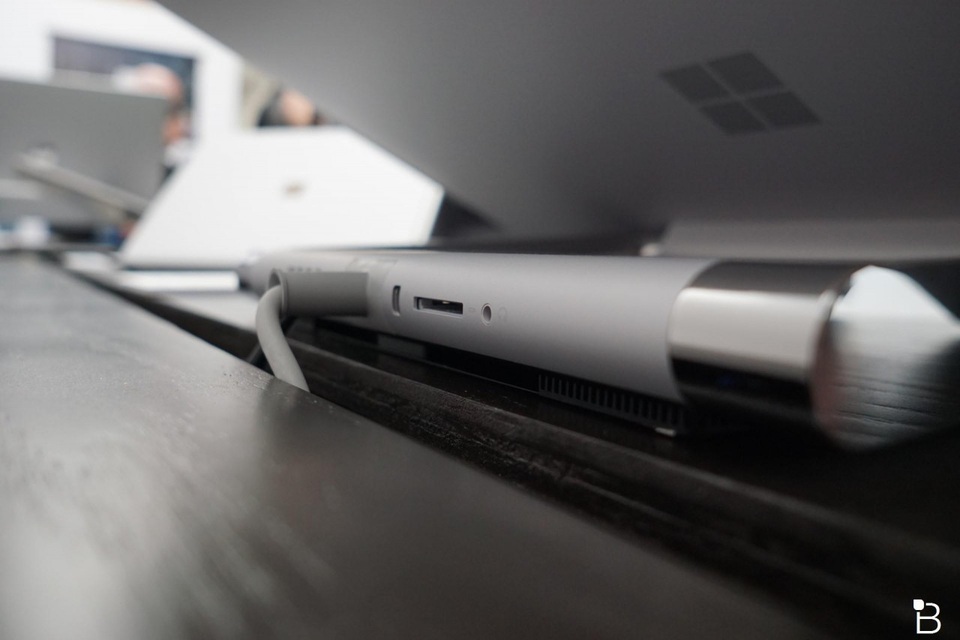 "Trên tay" Microsoft Surface Studio - máy tính AIO màn cảm ứng độc đáo - 3 Để làm được điều đó, bản lề Zero Gravity Hinge sử dụng một cụm lò xo đặc biệt giúp việc gập hoặc kéo màn hình lên một cách dễ dàng.