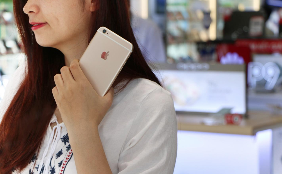 iPhone 7 sắp lên kệ, nhà bán lẻ "dọn kho" iPhone chính hãng đời cũ - 2
iPhone 6s Plus 16GB với tất cả các phiên bản vàng, vàng hồng, xám, bạc sẽ được giảm sâu 4.000.000 đồng từ 19.999.000 đồng còn 15.999.000 đồng