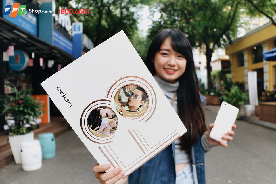 Đặt mua OPPO F3 tại FPT Shop nhận bộ quà kép và 500.000 đồng - 2 Với bộ quà năng lượng kép tiện dụng, chiếc smartphone thời thượng OPPO F3 của bạn không chỉ được bảo vệ cực tốt mà sẽ luôn trong trạng thái “dồi dào năng lượng”, giúp mang đến cho bạn thời gian giải trí kéo dài bất tận.