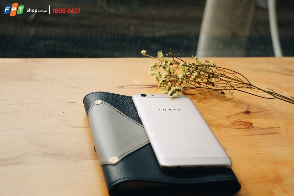 Đặt mua OPPO F3 tại FPT Shop nhận bộ quà kép và 500.000 đồng - 4 OPPO F3 có thiết kế kim loại nguyên khối bắt mắt