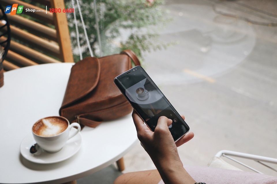 Đổi điện thoại cũ lấy Galaxy S8, tiết kiệm 6,5 triệu đồng - 2 Với chương trình “Thu cũ đổi mới Galaxy S8/S8+” của FPT Shop, cơ hội sở hữu “siêu phẩm trong mơ” sẽ “nằm gọn trong lòng bàn tay” bạn.