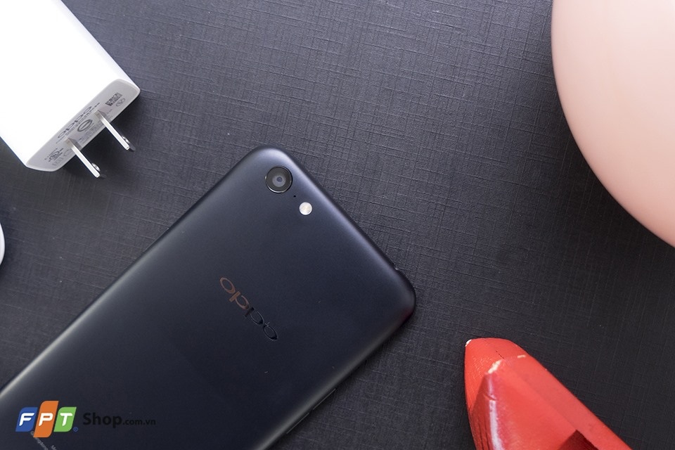 Oppo A71 lên kệ với giá 4,69 triệu đồng tại Việt Nam - 2 OPPO A71 sở hữu thiết kế với các góc cạnh được bo tròn một cách mềm mại, mang đến cho bạn sự thoải mái và thuận tiện khi sử dụng
