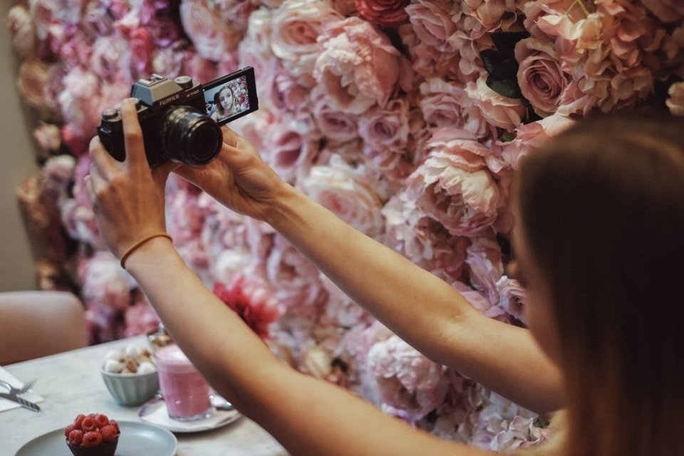 Fujifilm X-T100 có màn hình xoay lật 3 inch, độ phân giải 1,04 megapixels thuận tiện cho chụp ảnh selfie. Phía trên màn hình là ống ngắm điện tử 0,39 inch, độ phân giải cao 2,36 megapixels OLED, bao phủ 100% góc nhìn của ống kính.