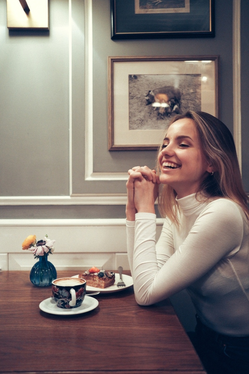 X-T100 sở hữu cảm biến hình ảnh APS-C 24.2 MP mạnh mẽ tương tự X-A5. Khi kết hợp với hệ thống ống kính Fujinon, X-T100 nâng độ phân giải chất lượng hình ảnh lên mức tối đa, khả năng chụp ở điều kiện ánh sáng yếu, dải tần nhạy sáng rộng và công nghệ tái tạo màu sắc tốt. Máy sở hữu 11 chế độ giả lập phim đa dạng cùng với 17 bộ lọc hiệu ứng.