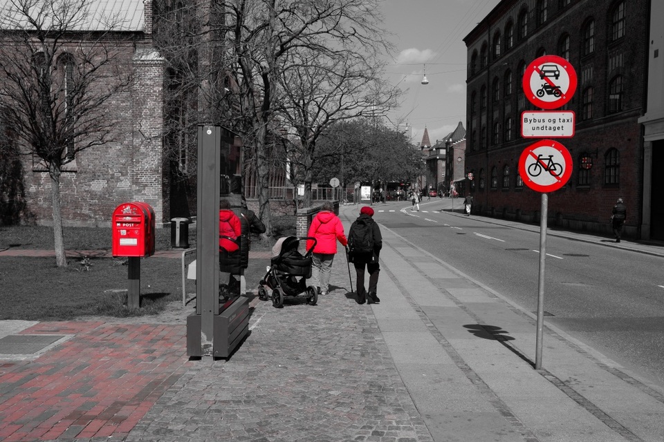 X-T100 tương thích với 26 ống kính ngàm X của Fujifilm có tiêu cự trải dài từ 15mm đến 1200mm (tương đương trên khổ 35mm) bao gốm ống kính có thể thay đổi tiêu cự và ống kính có một tiêu cự. Máy còn tương thích với máy in ảnh Fujifilm Instax SP-3, giúp việc in và chia sẻ hình ảnh càng thêm thú vị. Vì thế X-T100 có thể sử dụng chụp bất cứ chủ đề nhiếp ảnh nào.