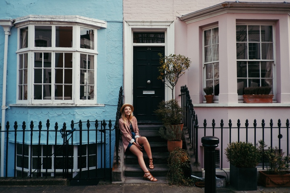 Thông qua các nút xoay, vòng bù trừ sáng, chức năng chạm và kéo trên màn hình LCD, việc thiết lập cài đặt X-T100 rất dễ dàng và nhanh chóng. Bên cạnh đó, máy còn được trang bị tính năng kết nối Bluetooth truyền ảnh và hiệu suất pin lên đến 430 khung hình/lần sạc.