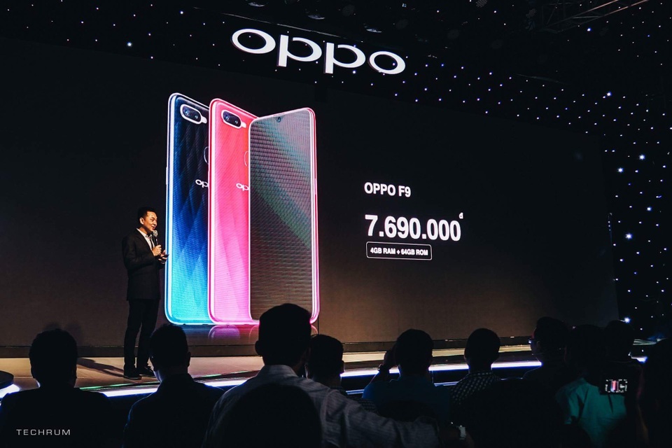 OPPO F9 hút hàng - gần 23 ngàn đặt hàng chỉ sau 4 ngày ra mắt - 1 Dù ngày đầu tiên đặt hàng nhưng số lượng đơn hàng đặt trước của OPPO F9 tại chuỗi Thế Giới Di Động đã có 3000 đơn, tăng 64% so với phiên bản F7 tiền nhiệm. Trong khi đó, chuỗi bán lẻ FPT Shop ghi nhận được 500 đơn hàng đặt trước. Những con số cực kỳ ấn tượng trong ngày đầu tiên công bố OPPO F9 cho thấy được không chỉ sức hút của sản phẩm, mà còn là tính dẫn dắt thị trường của thương hiệu này.