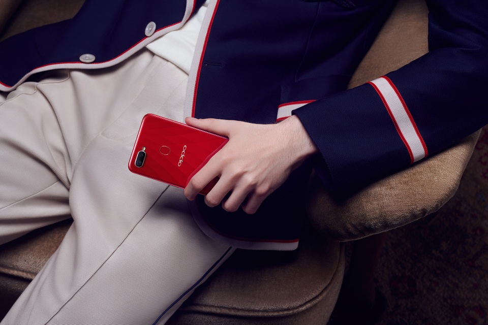 OPPO F9 hút hàng - gần 23 ngàn đặt hàng chỉ sau 4 ngày ra mắt - 3 “5 phút sạc, 2 giờ liên lạc” là khẩu hiệu của OPPO dành cho F9. Công nghệ sạc nhanh điện áp thấp VOOC không chỉ giúp người dùng thuận tiện hơn khi sử dụng mà còn rất an toàn nhờ 5 cấp độ bảo vệ thông minh. Kết hợp với VOOC là dung lượng pin 3500 mAh và trí tuệ nhân tạo giúp quản lý và tối ưu hóa thời gian sử dụng máy, người dùng F9 sẽ hoàn toàn được giải phóng khỏi các nỗi lo về pin như thông thường.