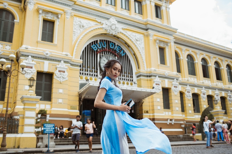Cảm ơn Sài Gòn - Vẻ đẹp bất biến cùng thời gian - 1 Bưu điện thành phố và chiếc áo dài Việt Nam là một trong những biểu tượng văn hóa đi cùng thời gian