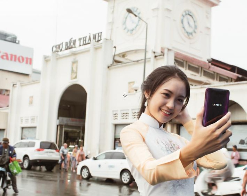 Cảm ơn Sài Gòn - Vẻ đẹp bất biến cùng thời gian - 5 Chợ Bến Thành mang vẻ đẹp cổ kính thu hút cả những người trẻ tuổi