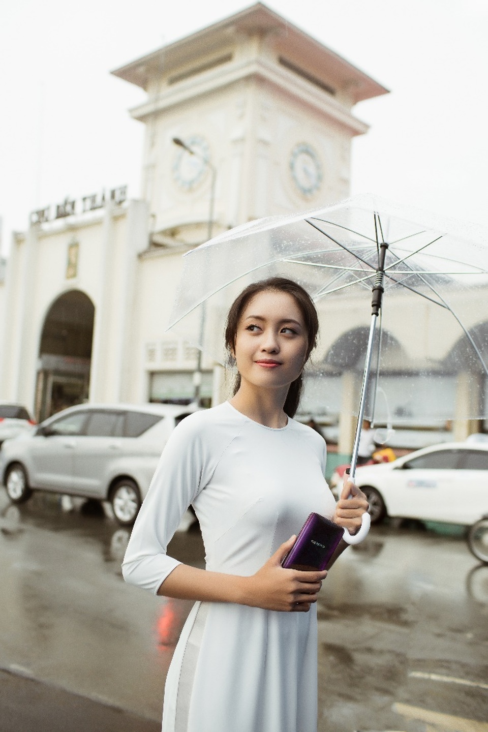 Cảm ơn Sài Gòn - Vẻ đẹp bất biến cùng thời gian - 6 Hình ảnh cô gái trước Chợ Bến Thành mang vẻ đẹp thi vị, đậm nét văn hóa Việt Nam