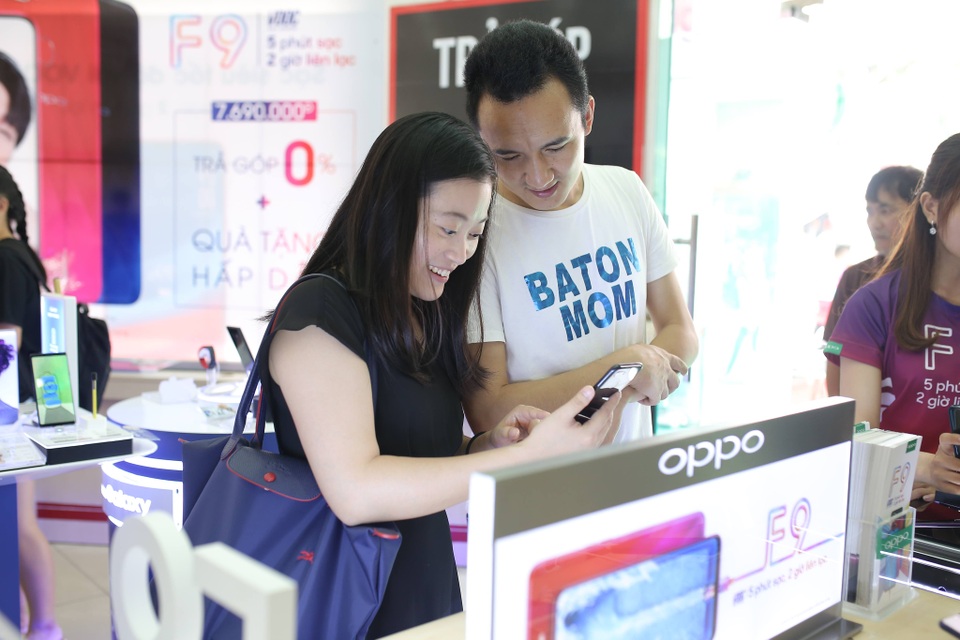Oppo F9 "gây sốc" khi đạt kỷ lục với 48,000 đơn hàng - 2 Oppo F9 "gây sốc" khi đạt kỷ lục với 48,000 đơn hàng - 2