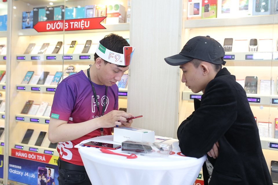 Oppo F9 "gây sốc" khi đạt kỷ lục với 48,000 đơn hàng - 4 Oppo F9 "gây sốc" khi đạt kỷ lục với 48,000 đơn hàng - 4