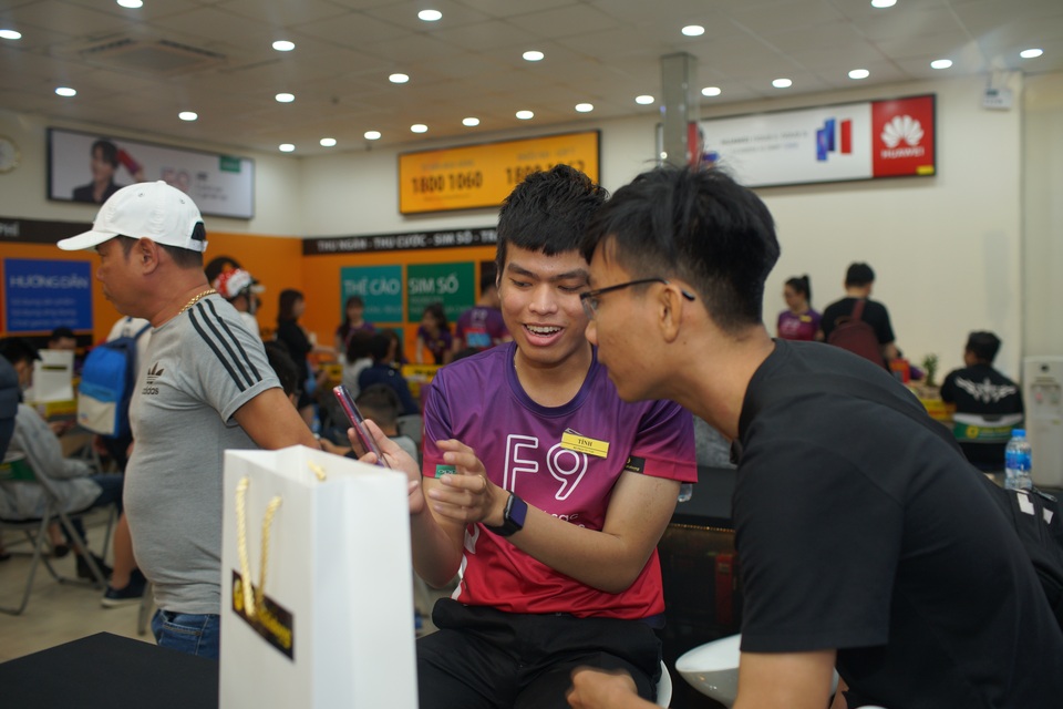 Oppo F9 "gây sốc" khi đạt kỷ lục với 48,000 đơn hàng - 5 Oppo F9 "gây sốc" khi đạt kỷ lục với 48,000 đơn hàng - 5
