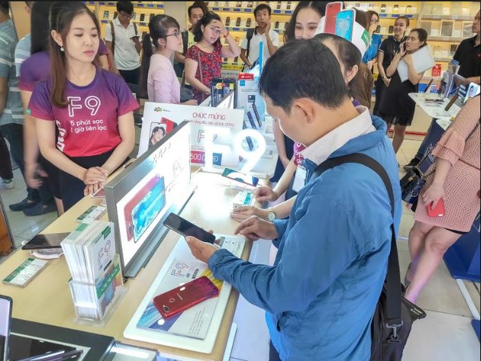 OPPO F9 mới lên kệ đã lập kỷ lục bán hàng - 2 OPPO F9 mới lên kệ đã lập kỷ lục bán hàng - 2