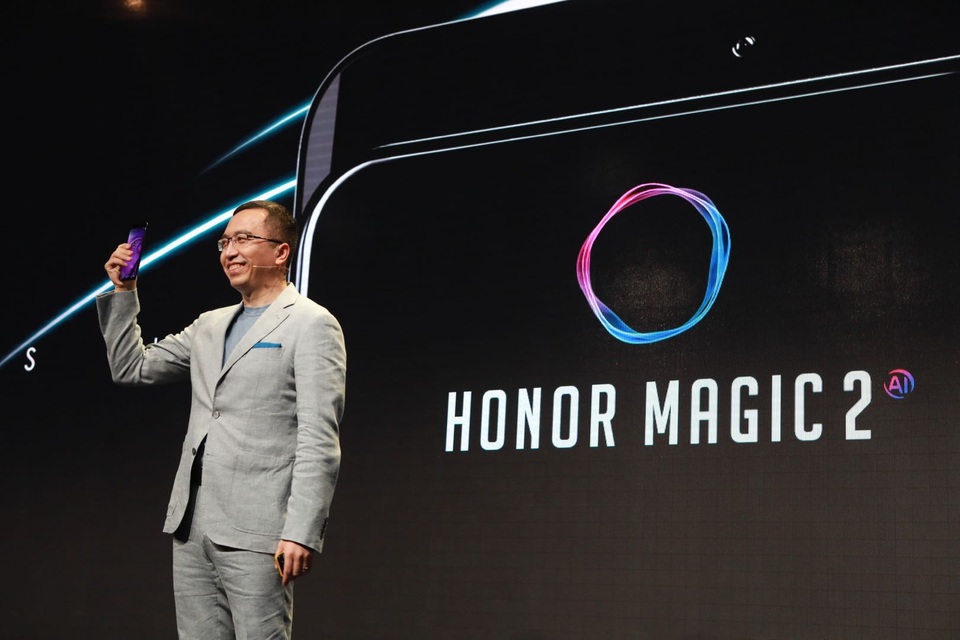 Ông George Zhao, Chủ tịch Honor toàn cầu cầm trên tay Honor Magic 2 tại sự kiện Honor Play tại Berlin