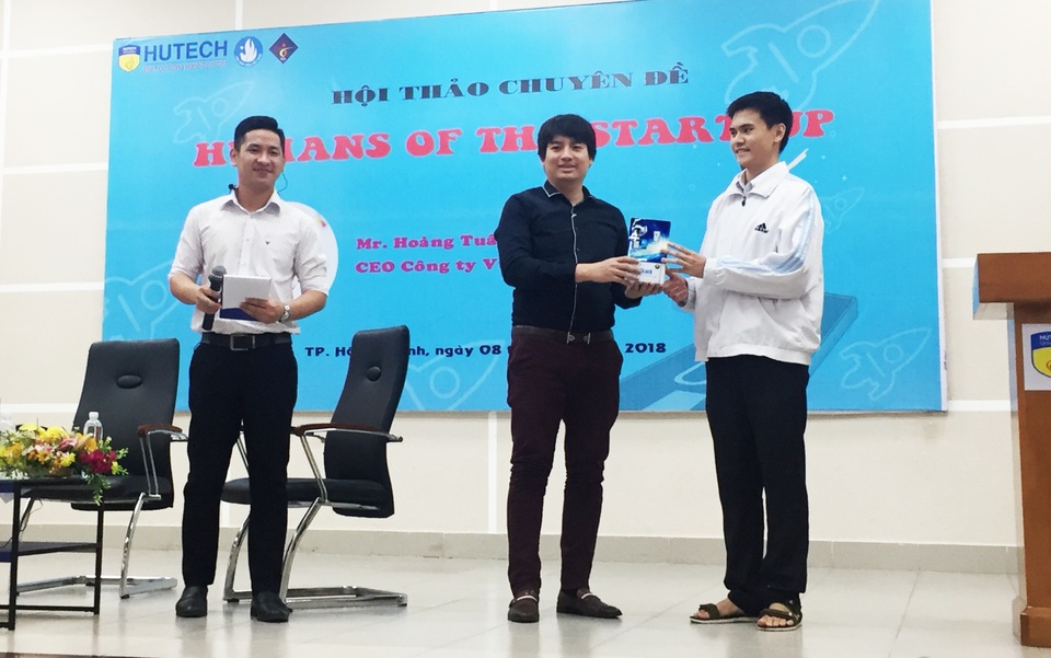 Chuyện của chàng trai Việt trở thành triệu phú đô la khi mới 25 tuổi - 3 Ông Tuấn Anh trao quà cho sinh viên có câu hỏi hay