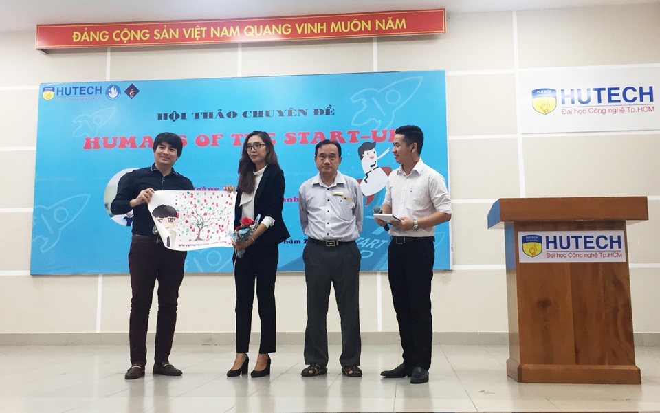 Chuyện của chàng trai Việt trở thành triệu phú đô la khi mới 25 tuổi - 4 Quà tặng đặc biệt tự tay sinh viên HUTECH làm tặng diễn giả