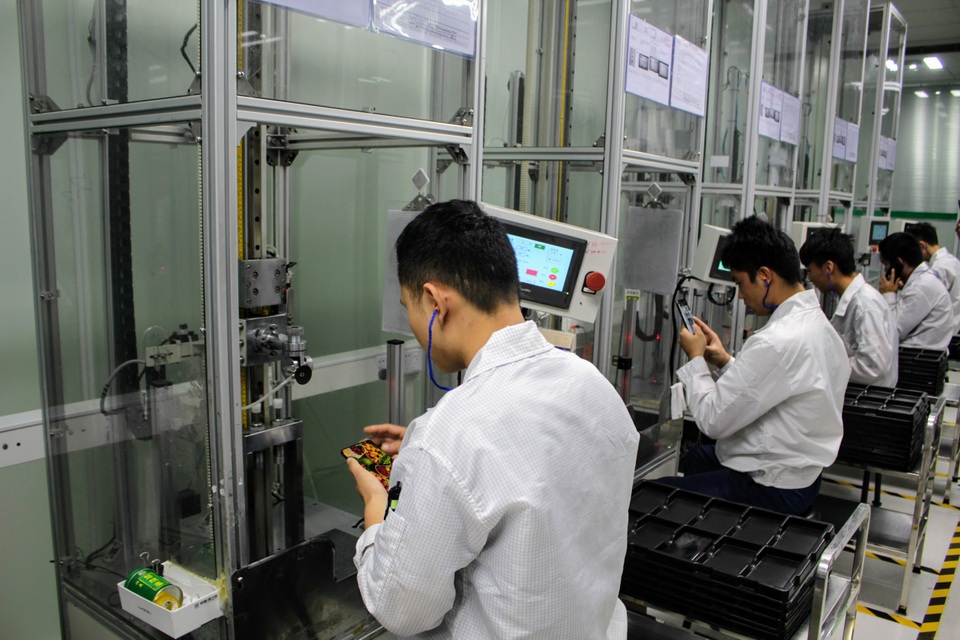 Tìm hiểu quy trình sản xuất smartphone nghiêm ngặt tại nhà máy của Oppo - 8 Những chiếc smartphone OPPO đang bị thử thách độ bền khi thả từ độ cao 1 mét xuống nền đá cứng