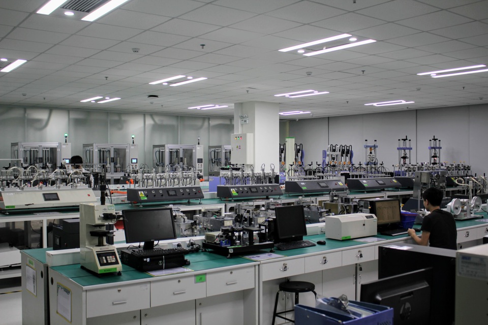 Tìm hiểu quy trình sản xuất smartphone nghiêm ngặt tại nhà máy của Oppo - 10 Cả khu nhà xưởng đều sử dụng máy móc để kiểm tra chất lượng của smartphone
