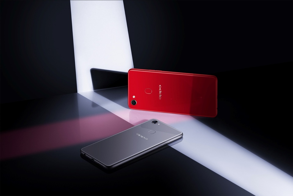 OPPO F9 là sản phẩm điện thoại người Việt tìm kiếm nhiều nhất trên Google trong năm 2018 - 7 Mặt lưng sang trọng của OPPO F7 với hai màu sắc độc đáo phù hợp cá tính riêng: Đỏ Ánh Dương và Bạc Ánh Trăng