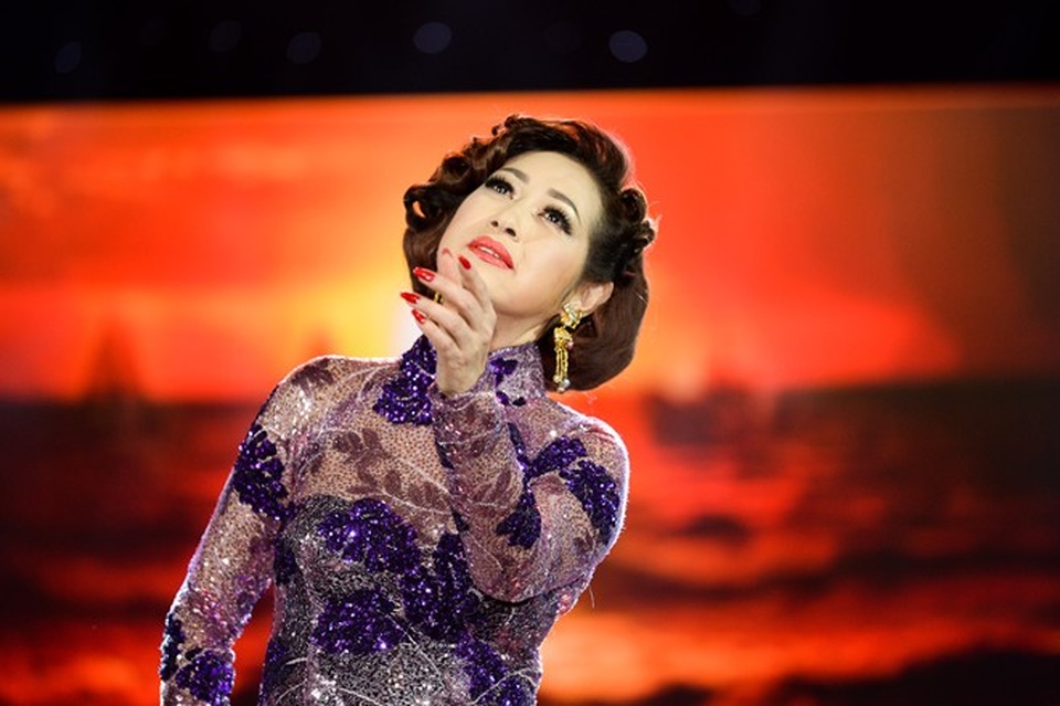 Ý Lan mang “Sa mạc tình yêu” đi khắp cả nước kỷ niệm 25 năm âm nhạc - 3 Trong “Sa mạc tình yêu”, Ý Lan cho biết cô sẽ hát hết mình và hát theo mọi yêu cầu của người hâm mộ. Danh mục bài hát không thể thiếu những ca khúc làm nên tên tuổi của “Bà hoàng sân khấu” suốt mấy chục năm qua như: Áo anh sứt chỉ đường tà, Cô đơn, Đường xa ướt mưa, Áo lụa Hà Đông, Em đến thăm anh một chiều mưa… Đặc biệt, cô sẽ thể hiện ca khúc mang tên chủ đề chương trình “Sa mạc tình yêu” và cũng là nhạc phẩm nổi bật góp phần đưa tên tuổi của Diva Ý Lan trở thành một trong những giọng hát điển hình của nhạc Việt.