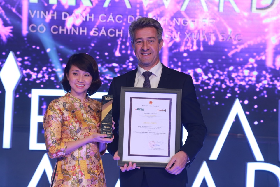 
Unilever vinh dự nhận giải thưởng “Doanh nghiệp xuất sắc nhất” Vietnam HR Awards 2016
