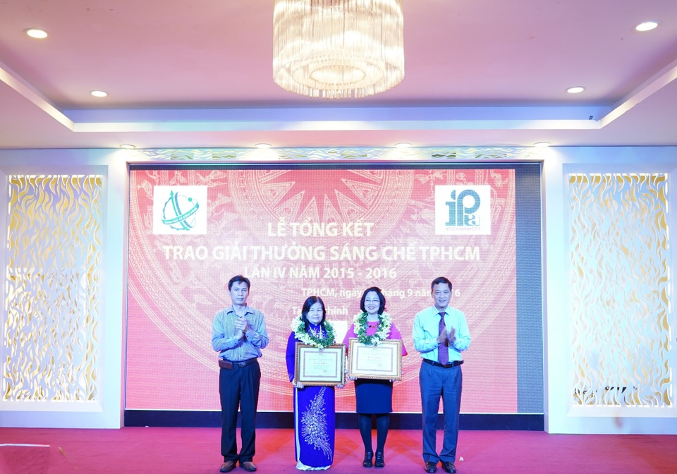 TS. Trâm (áo dài tím) nhận bằng khen của Chủ tịch UBND TP.HCM