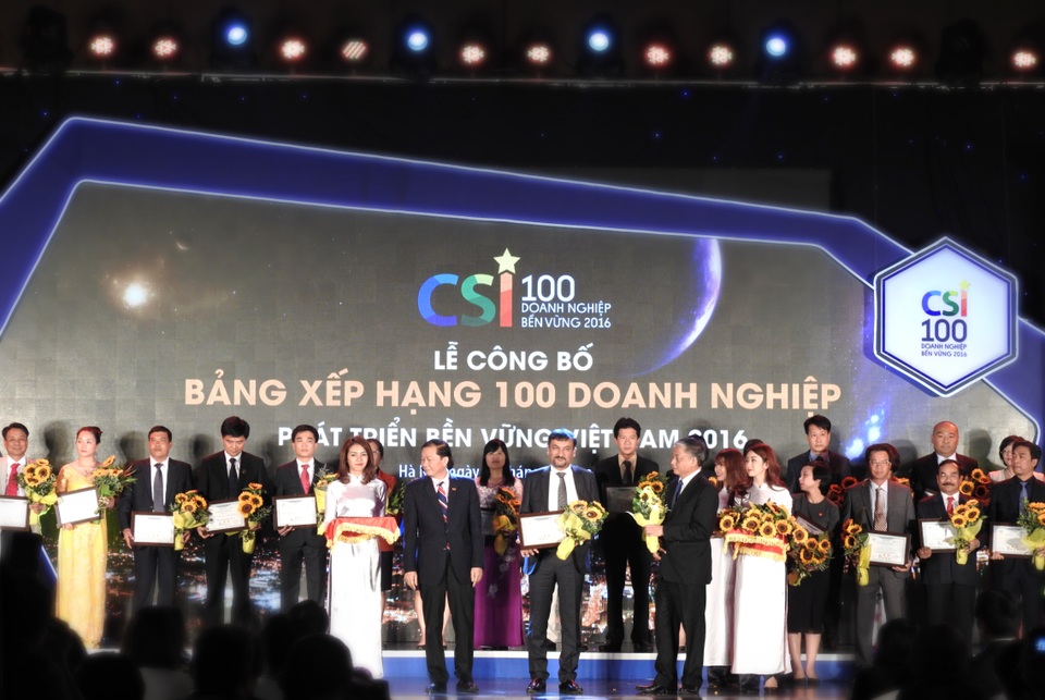 Suntory Pepsico Việt Nam nhận giải thưởng doanh nghiệp bền vững 2016 - 1 Ông Uday Shankar Sinha (giữa) – Tổng Giám đốc Suntory PepsiCo Việt Nam tại Lễ công bố “Bảng xếp hạng Top 100 Doanh Nghiệp Bền Vững 2016”