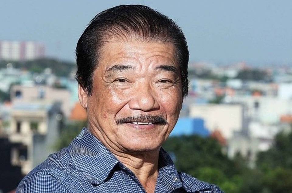 Sao Việt hạnh phúc hát cùng thầy cô trên sân khấu - 1 Nghệ sĩ Trần Hiếu