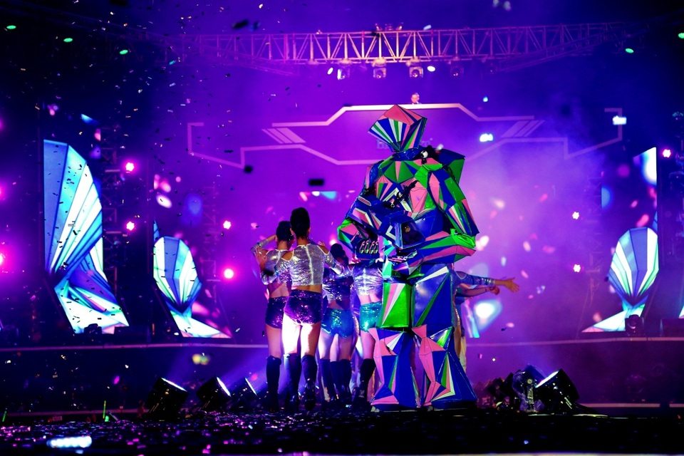 Check in mùa lễ hội 2016 - 2 Tại Hà Nội, thành phố đầu tiên chào đón trải nghiêm “Chạm vào âm nhạc” ngày 3/12 vừa qua, Siêu Robot Âm nhạc Texture đã đem đến sự sôi động bằng những loạt pháo giấy rực rỡ