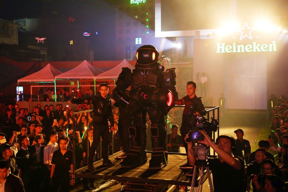 Khi nhạc EDM kết hợp cùng hiệu ứng xúc giác - 5 Pressure – Sự bùng nổ sẽ ghi dấu ấn bằng những vòng khói tròn đầy sáng tạo xuyên thẳng vào khán giả với luồng áp suất cao